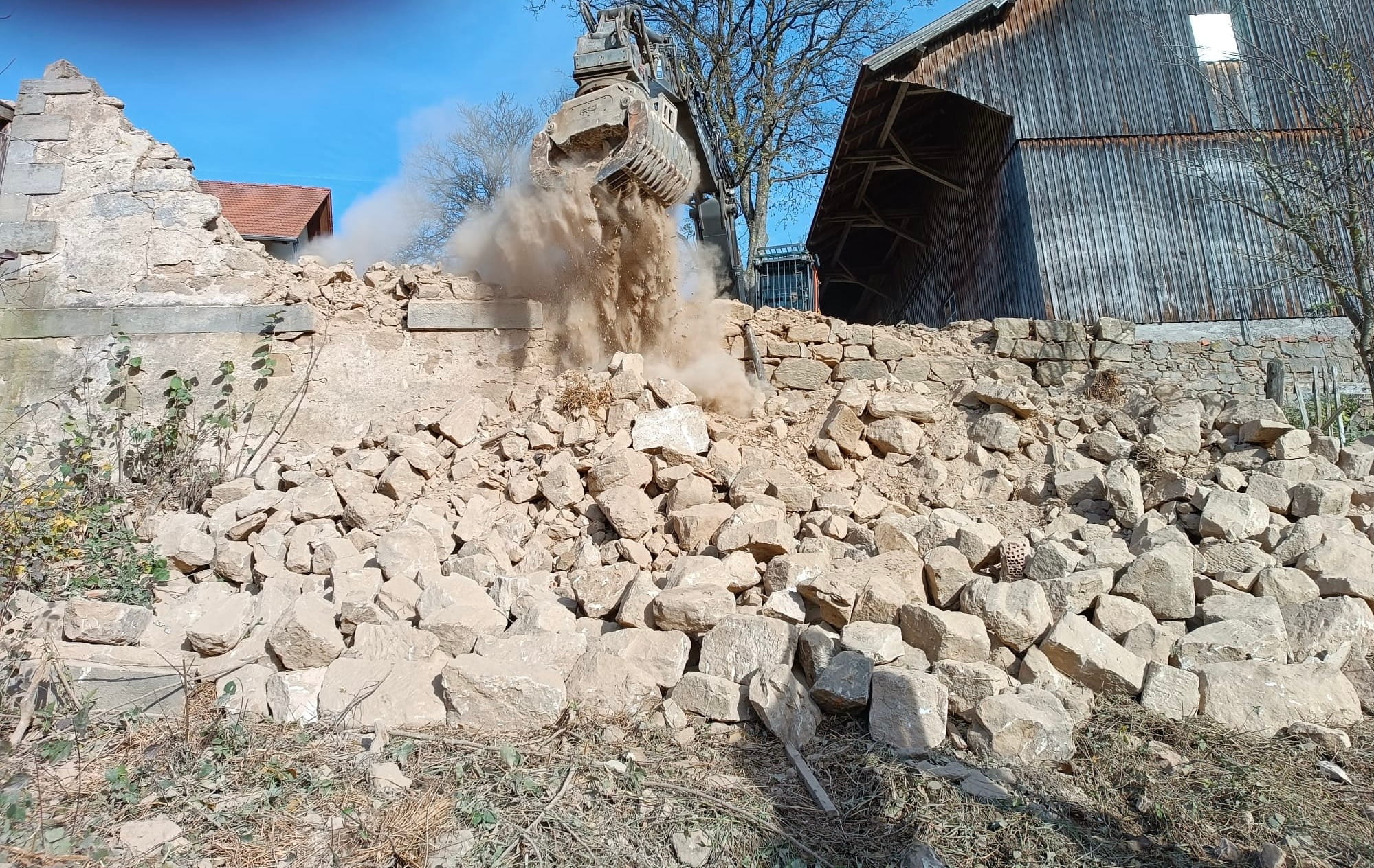 burgkhardt_erdbau_bagger_abbruch_haus