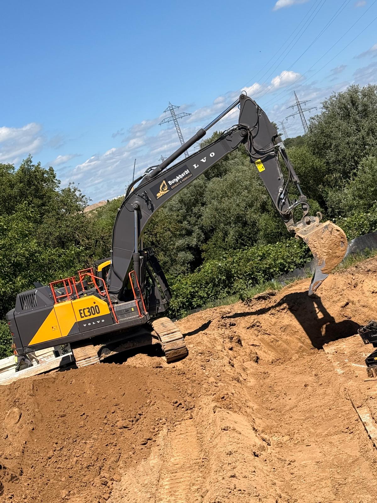 burgkhardt_erdbau_bereich_erdbau_baggerarbeiten_erde_bagger