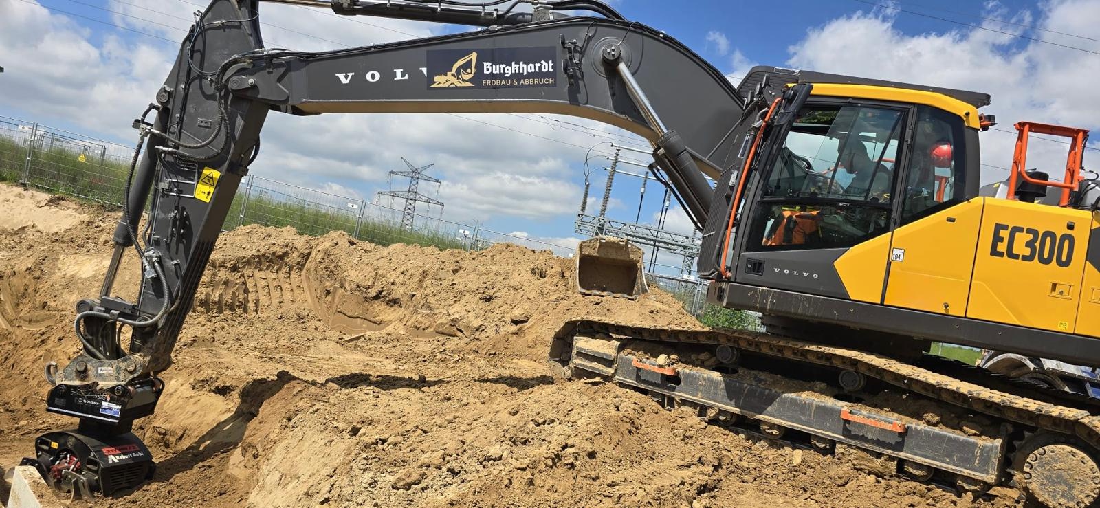 burgkhardt_erdbau_bereich_erdbau_baggerarbeiten_erde_volvo